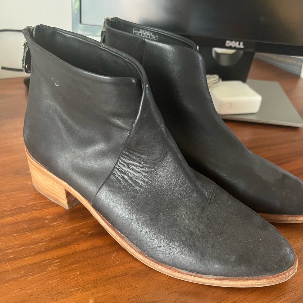 Soludos Venetian bootie in black leather in good used condition. Size 9.